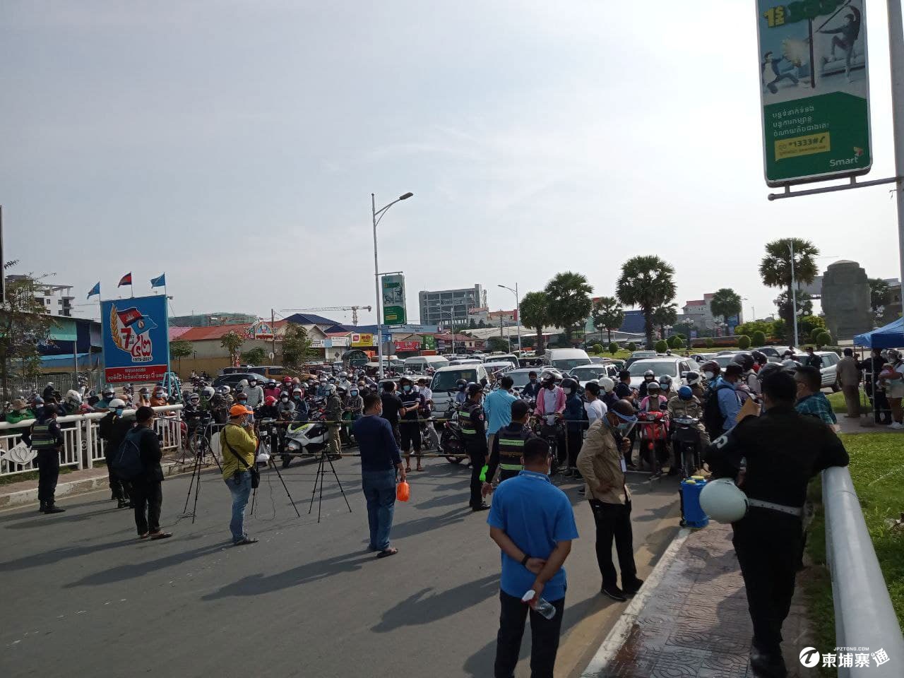 1-Hundreds-of-cars-and-motos-attempt-to-cross-the-closed-Chroy-Changva-Bridge.jpg