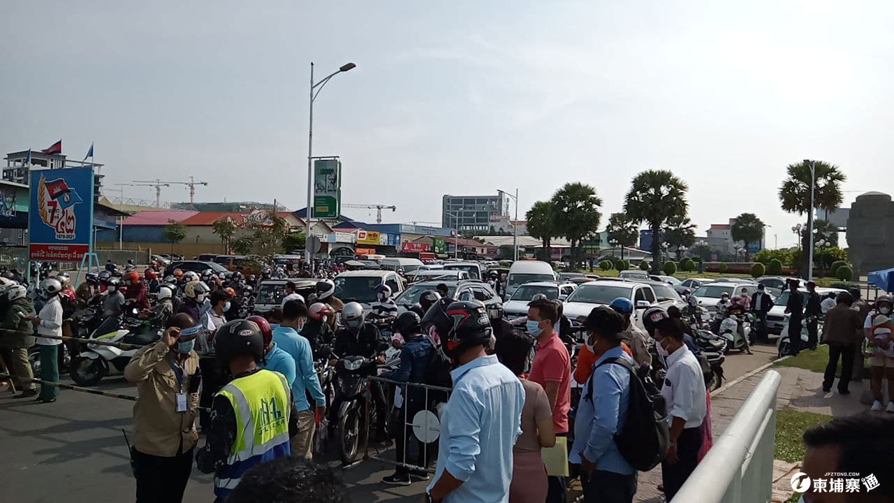 2-Hundreds-of-cars-and-motos-attempt-to-cross-the-closed-Chroy-Changva-Bridge.jpg