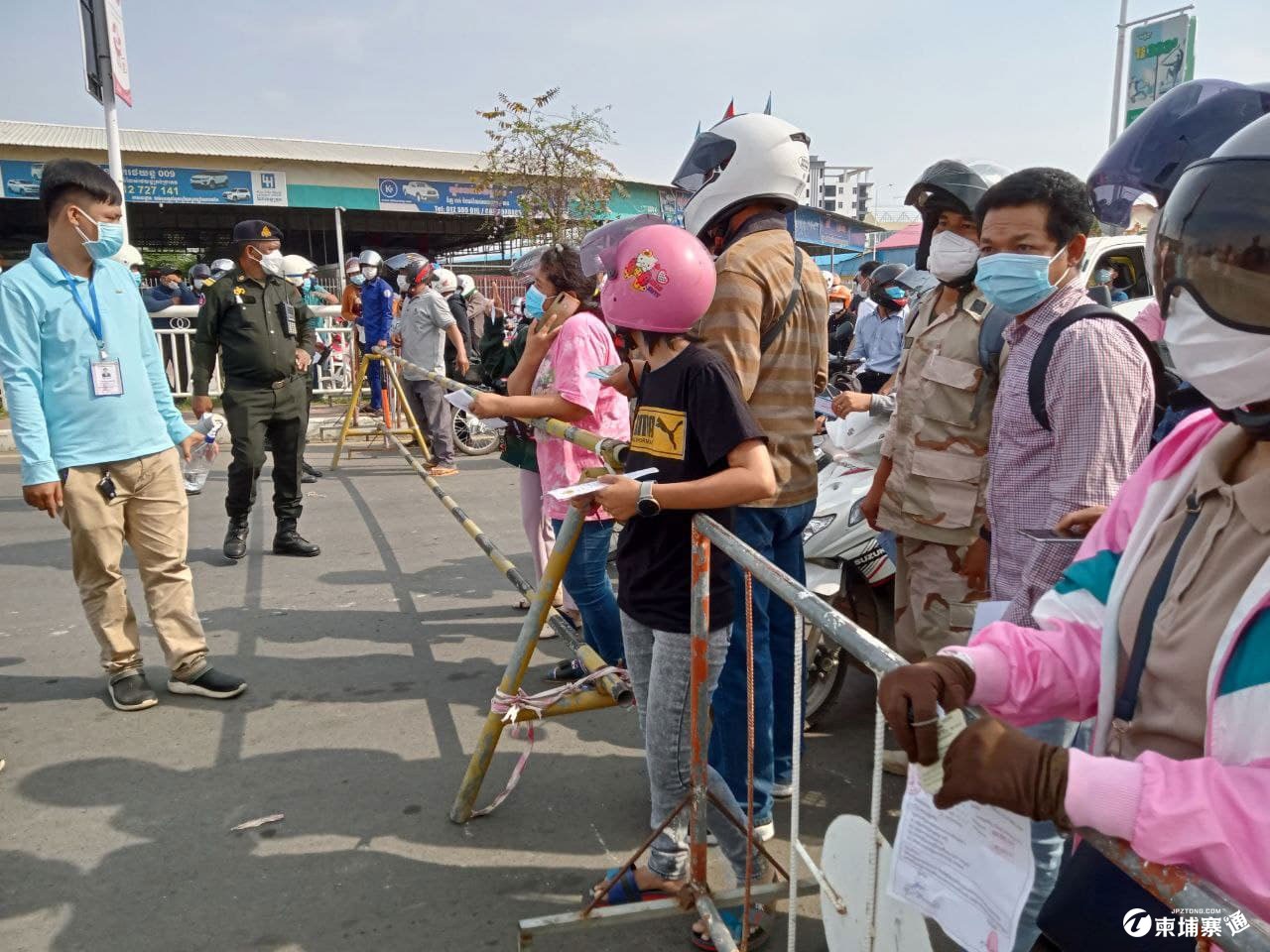 3-Hundreds-of-cars-and-motos-attempt-to-cross-the-closed-Chroy-Changva-Bridge.jpg