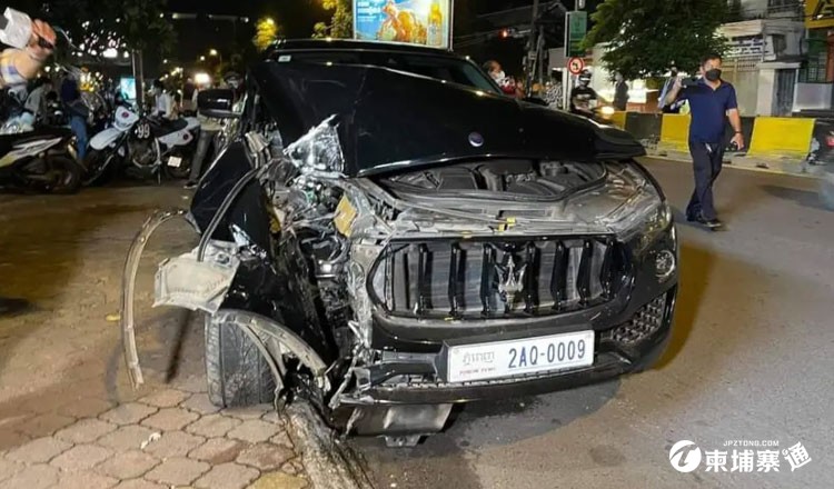 Women-flee-after-wrecking-luxury-car-in-Phnom-Penh.jpg