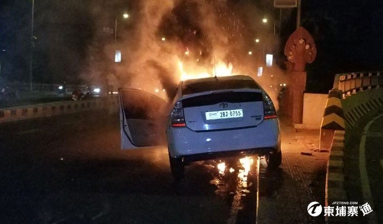 Phnom-Penh-inferno-as-car-burns-on-bridge-after-crash.jpg